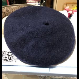 NWT Beret in navy blue for your wintery outings